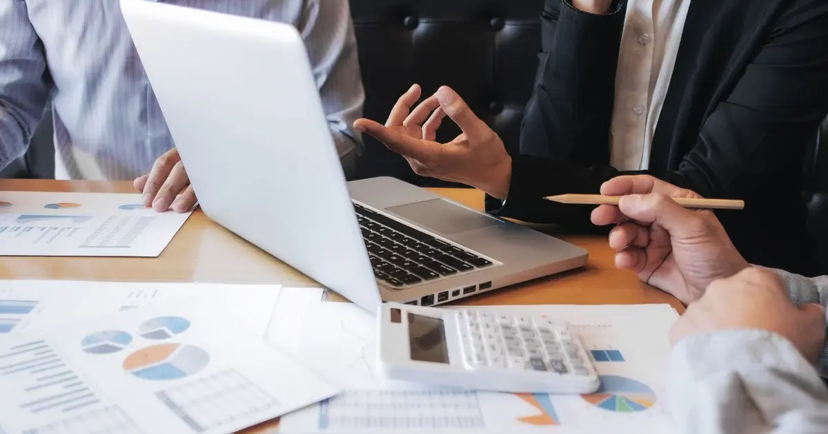 Wycena firmy od podszewki: Jakie czynniki naprawdę wpływają na jej wartość?